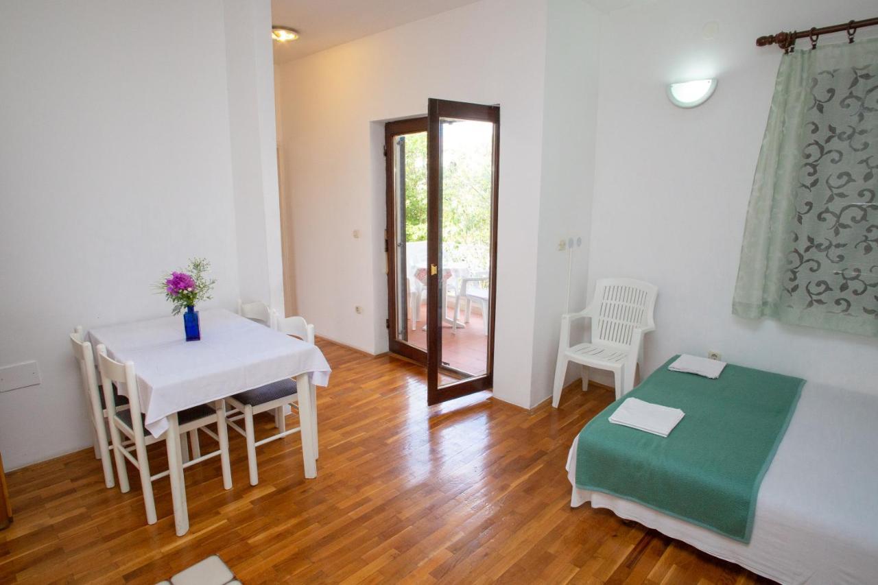 House Emilija Apartment Novalja